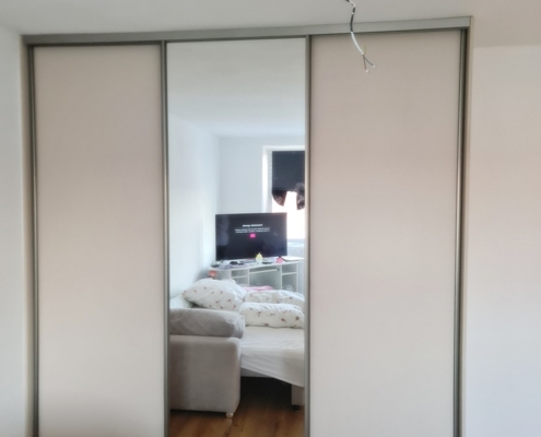 Skrina so zrkadlom 106
