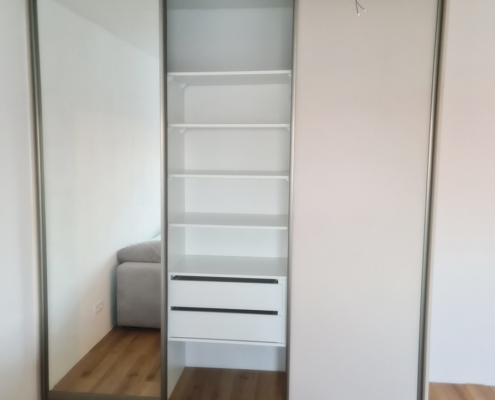 Skrina so zrkadlom 107