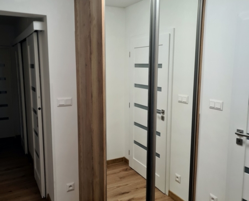 Skrina so zrkadlom 112