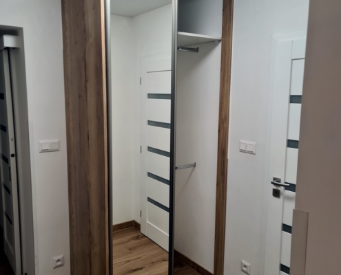 Skrina so zrkadlom 114
