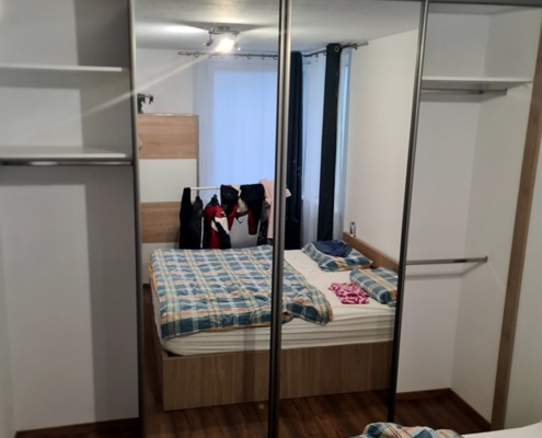 Skrina so zrkadlom 117