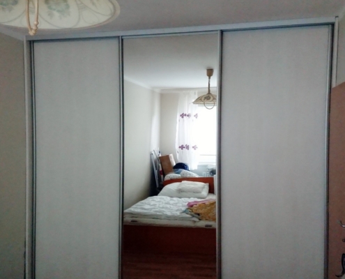 Skrina so zrkadlom 19