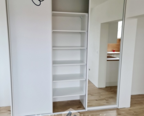 Skrina so zrkadlom 51