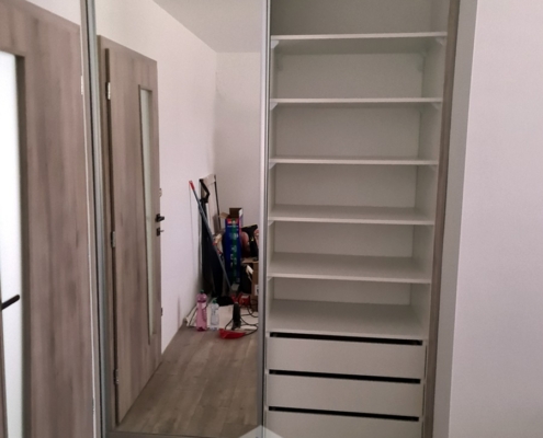 Skrina so zrkadlom 98